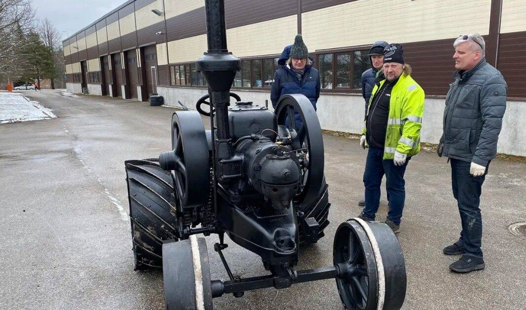 A rarity tractor restored in Poland has been restarted in Jõgevamaa